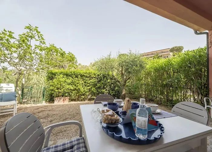 Gli Oleandri Di Procchio (Isola d'Elba)